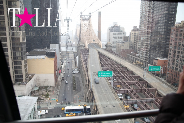 Вид на Манхэттен с воздушного трамвая Roosevelt Island Tramway.
